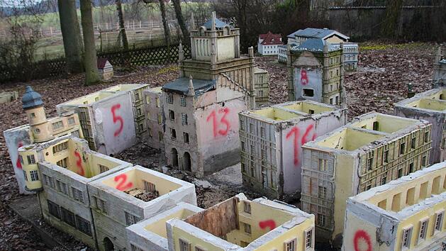 Die Ehrenburg in Blockbauweise. Vorsichtig hat Martin Ruggaber und seine Mitarbeiter versucht, das Miniatur-Ensemble auseinanderzulegen. Schäden waren unvermeidbar.Christiane Lehmann