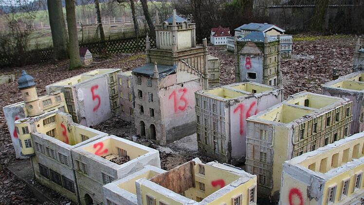 Die Ehrenburg in Blockbauweise. Vorsichtig hat Martin Ruggaber und seine Mitarbeiter versucht, das Miniatur-Ensemble auseinanderzulegen. Schäden waren unvermeidbar.Christiane Lehmann