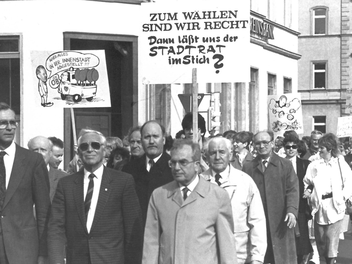 Einzelhändler protestierten Ende der 80er gegen neue Einkaufszentren am Stadtrand. Foto: FT-Archiv
