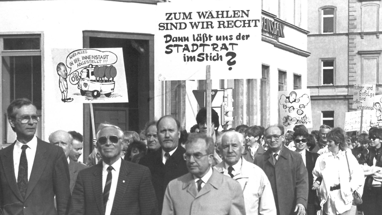 Einzelhändler protestierten Ende der 80er gegen neue Einkaufszentren am Stadtrand. Foto: FT-Archiv