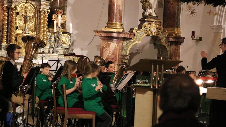 Erstaunlich sicher spielen bereits die Kleines des Vororchesters des Stadtsteinacher Musikvereins.