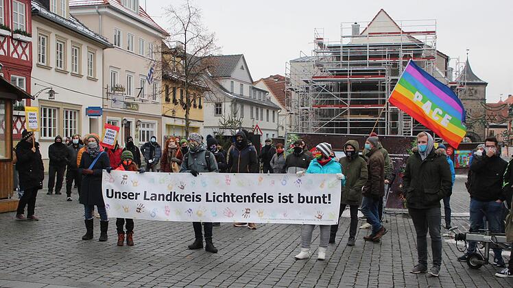 Auch "Lichtenfels ist bunt" zeigte wieder einmal der AfD die Rote Karte. Fotos: Markus Häggberg