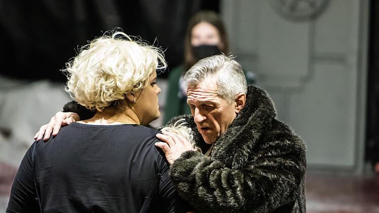 Wotans Abschied am Landestheater Coburg: Probenszene aus dem 3. Akt von Wagners "Walküre" mit Asa Jäger als Brünnhilde und Michael Lion als Wotan.Foto: Jochen Berger
