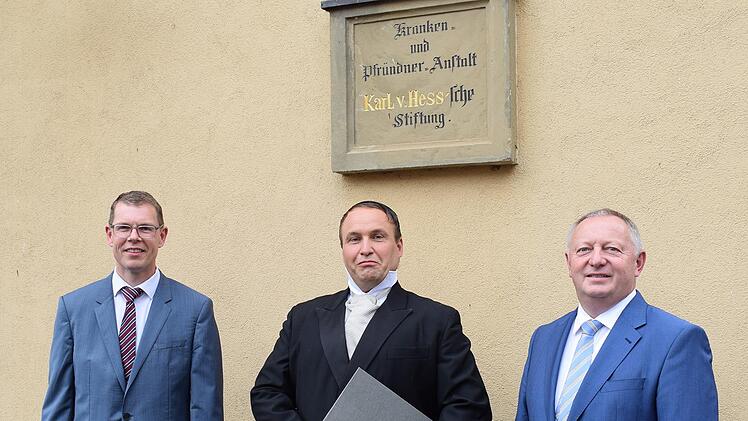 An der historischen Gedenktafel in der Von-Hess-Straße in Hammelburg (v.li.n.re): Marco Schäfer, Stiftungsvorstand der Carl von Heß Sozialstiftung, "Karl von Hess" alias Nils Hellmuth-Truchseß von Wetzhausen und Thomas Bold, Vorsitzender des Stift...