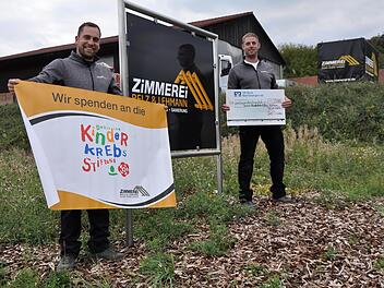 Kevin Lehmann (links) und Stefan Belz (rechts), Geschäftsführer des gleichnamigen StartUp-Handwerksbetriebes Belz und Lehmann, spendeten den Getränke- und Kuchenverkaufserlös anlässlich ihres ersten Betriebsfestes an die Deutsche Kinderkrebsstiftu...