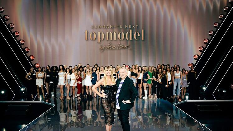 "Endlich geht es wieder los", freut sich Heidi Klum mit Gastjuror Jean Paul Gaultier.