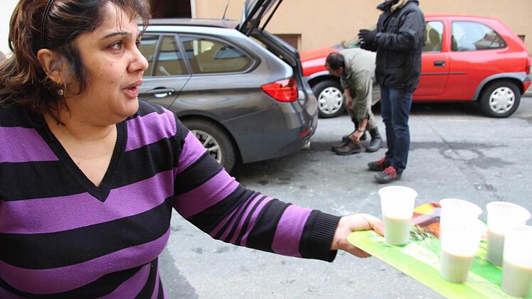 Eine freundliche Nachbarin versorgte die Einsatzkräfte mit heißem Kaffee.