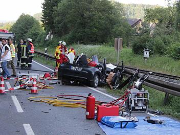 Das Fahrzeug der 44-jährigen Frau landete in den Leitplanken. Fotos: Jochen Nützel/News5