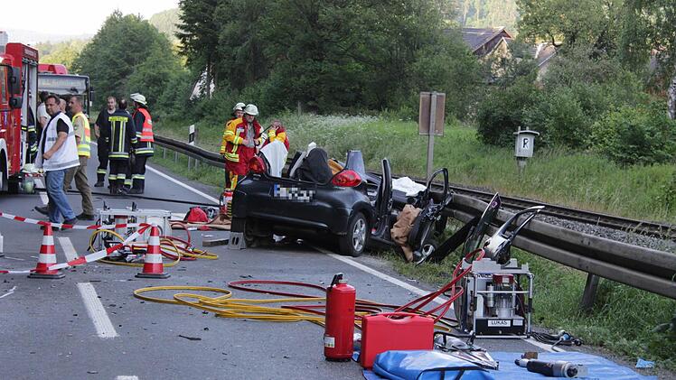 Das Fahrzeug der 44-jährigen Frau landete in den Leitplanken. Fotos: Jochen Nützel/News5