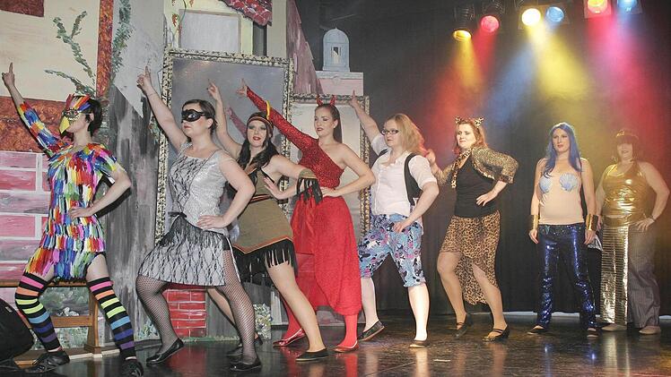 Ausgiebig wird ein Maskenball der Capulets gefeiert (von links): Janine Scheuring, Miriam Eisenacher, Laura Piacquadio, Luisa Lehrieder, Sophie Eisenmann, Siegrid Gehring, Sandra Schmalz und Cornelia Schmittlein.