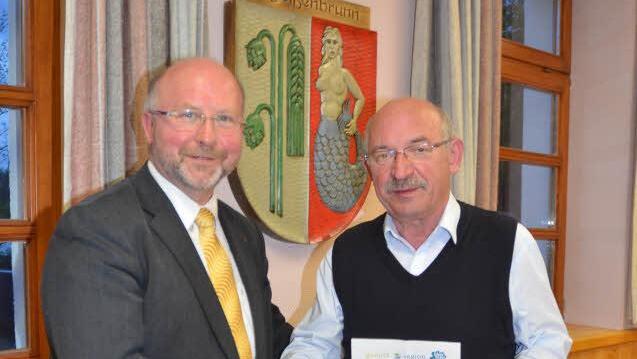 Bürgermeister Egon Herrmann (links) gratuliert Heinz Krause zur Auszeichnung "anerkannter Genussbotschafter der Genussregion Oberfranken". Foto: Karl-Heinz Hofmann
