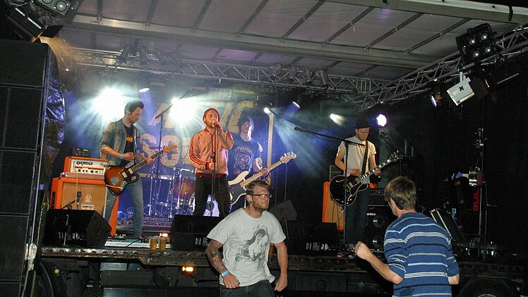 Mit Rock'n'Roll und Garage Rock unterhielt die Bamberger Band "Attic Sounds" die Untermerzbacher Festivalbesucher