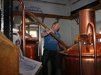 Braumeister Alexander Matthes im Sudhaus der Kommunbräu. Foto: Matthias Beetz