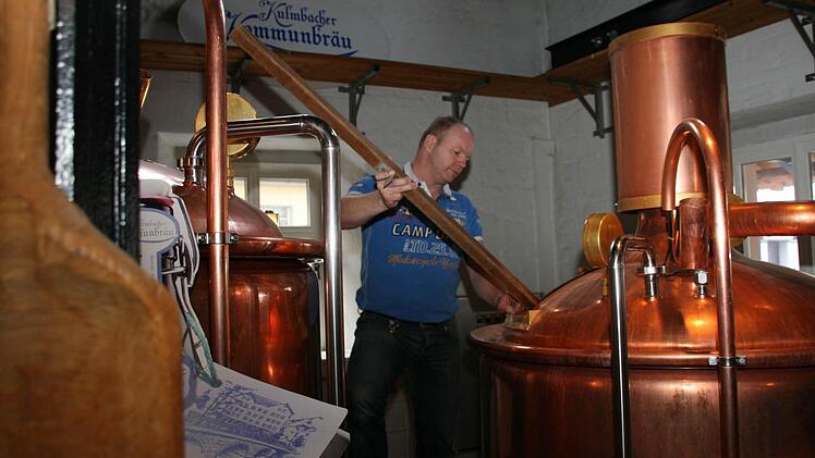 Braumeister Alexander Matthes im Sudhaus der Kommunbräu. Foto: Matthias Beetz