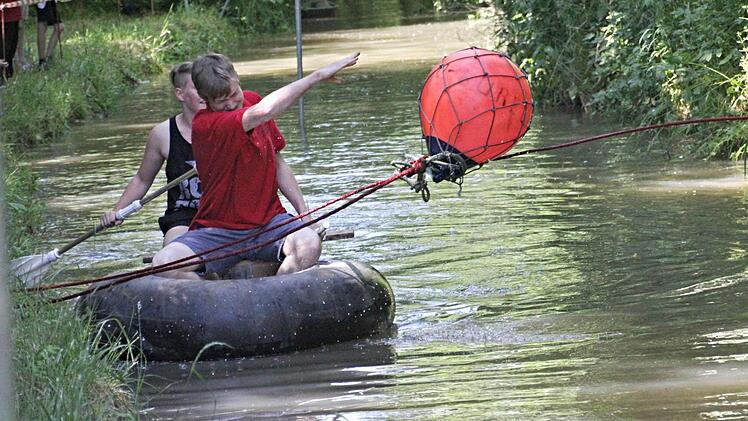Kata und Roman mit dem Boot "Dream-Team" bugsieren die Boje an das andere Ufer der Alster.