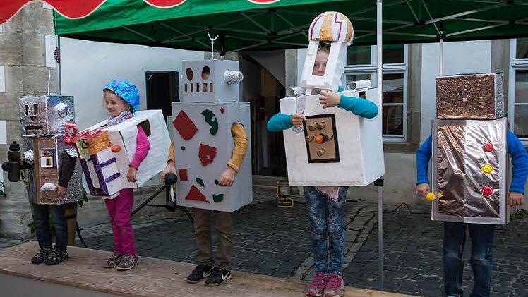 Sind Roboter unsere Zukunft? Auftritt der Kinder bei der Ausstellungseröffnung zum Tag des offenen Denkmals 2015 in Münnerstadt. Foto: Björn Hein