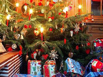 Geschenke gehören zum Weihnachtsfest - genauso wie der Christbaum. Doch woher kommen die Bräuche? Foto: dpa/Archiv