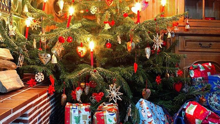 Geschenke gehören zum Weihnachtsfest - genauso wie der Christbaum. Doch woher kommen die Bräuche? Foto: dpa/Archiv