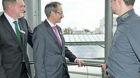 Mit der neuen Photovoltaik-Anlage auf dem Dach des Anbaus kann die Kulmbacher Bank j&auml;hrlich rund 37&nbsp;000 Kilowattstunden (kWh) Strom selbst produzieren. Nach Angaben der Bankvorst&auml;nde Dieter Bordihn und Stephan Ringwald sowie Andreas Engelhardt von der Firma M. M&uuml;nch Elektrotechnik aus Rugendorf (von links) wurden f&uuml;r die neue Anlage 65&nbsp;000 Euro investiert.  Foto: Werner Rei&szlig;aus