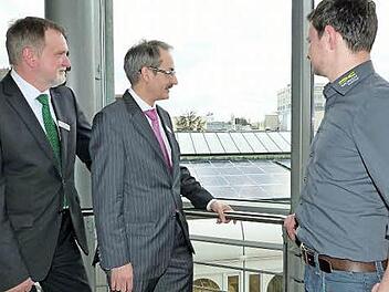 Mit der neuen Photovoltaik-Anlage auf dem Dach des Anbaus kann die Kulmbacher Bank jährlich rund 37 000 Kilowattstunden (kWh) Strom selbst produzieren. Nach Angaben der Bankvorstände Dieter Bordihn und Stephan Ringwald sowie Andreas Engelhardt von der Firma M. Münch Elektrotechnik aus Rugendorf (von links) wurden für die neue Anlage 65 000 Euro investiert.  Foto: Werner Reißaus