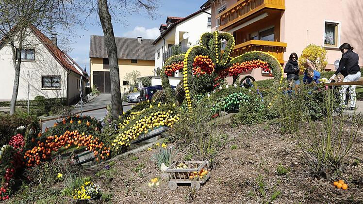 Der fertig geschmückte Osterbrunnen in Lauf (Gemeinde Zapfendorf). Foto: Matthias Hoch