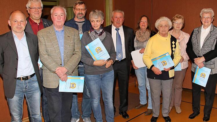 Ehrung langjähriger Mitglieder: Vorstand Günter Scheuring, Helmut Schreiner (25 Jahre Mitglied), Adolf Engelhardt (60), Günther Klemm (50), Monika Schreiner (25), Vorstand Gerd Zeitler, Doris Eckert (40), Irene Pacholet (40), Bärbel Dömling (50) und Erna Schilling (50). Foto: Dieter Britz