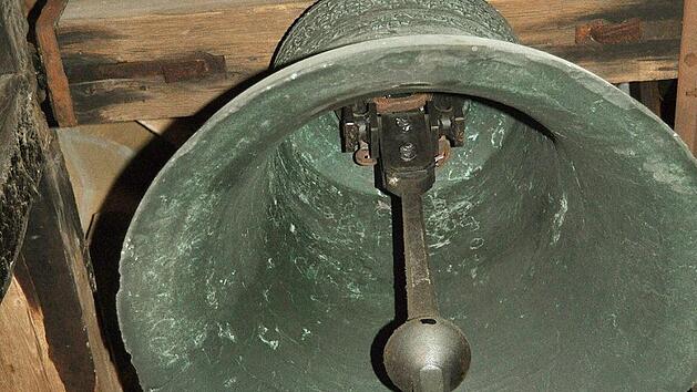 Die Glocken der Stadtpfarrkirche Bad Königshofen werden wohl noch einige Zeit schweigen. Ein Blitzschlag hatte in der Nacht zum 21. Juli die Elektronik und Steuerung zerstört. Lediglich "Toten- und Ipthäuser Glocke" funktionieren.  Foto: Hanns Friedrich