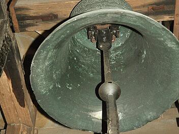 Die Glocken der Stadtpfarrkirche Bad Königshofen werden wohl noch einige Zeit schweigen. Ein Blitzschlag hatte in der Nacht zum 21. Juli die Elektronik und Steuerung zerstört. Lediglich "Toten- und Ipthäuser Glocke" funktionieren.  Foto: Hanns Friedrich