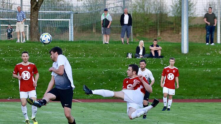 Nach Vorarbeit von Paul Füller vollendet Ruslan Zhyvka per Seitfallzieher zum 5:1 für den FC 06 Bad Kissingen.Sebastian Schmitt