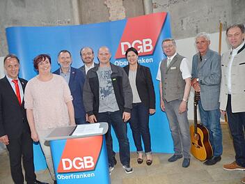 Gelungene Demonstration für Vielfalt, Solidarität und Gerechtigkeit des DGB-Kreisverbandes Kronach.  Von links:  Mathias Eckardt, Petra Mertel, Eckhard J. Schneider,  Ralf Pohl, Daniel Raab, 2. Bürgermeisterin Angela Hofmann, Wolfgang Schmitt, Tom Sauer, Landrat Klaus Löffler.Foto: K.- H. Hofmann