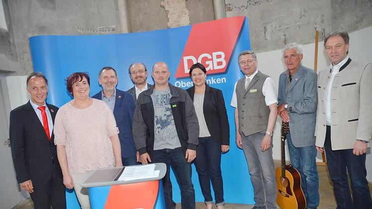 Gelungene Demonstration für Vielfalt, Solidarität und Gerechtigkeit des DGB-Kreisverbandes Kronach.  Von links:  Mathias Eckardt, Petra Mertel, Eckhard J. Schneider,  Ralf Pohl, Daniel Raab, 2. Bürgermeisterin Angela Hofmann, Wolfgang Schmitt, Tom Sauer, Landrat Klaus Löffler.Foto: K.- H. Hofmann