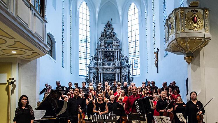 Die Coburger Erstaufführung der "Misa Tango" lockte zahlreiche Zuhörer in die Morizkirche. Unter der Leitung von Antoinetta Bafas beeindruckte der "Chor Unerhört" gemeinsam mit den Vokalsolisten Joana Tautu und Marcello Mejia-Mejia.Foto: Jochen Berger