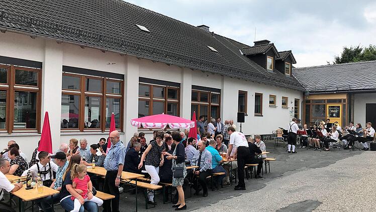 Nach dem Gottesdienst zog man zum Pfarrsaal. Dort wurden Grußworte gesprochen und das Jubiläum mit einem Familientag gefeiert.