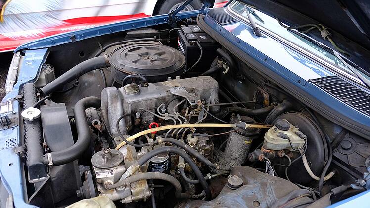 Blick unter die Motorhaube eine Mercedes-Diesels der frühen 1980er Jahre. Foto: Gerd Schaar