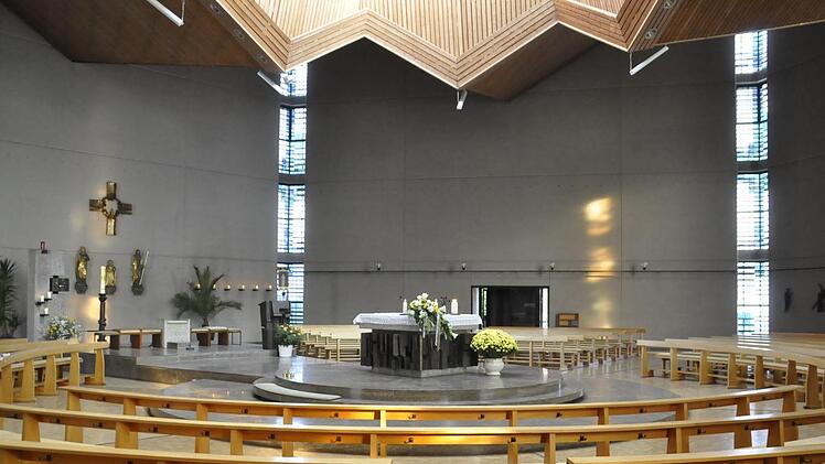 Modern sieht die Kirche noch immer im Innenraum aus. Genügend Platz für viele Gläubige.  Foto: Peter Klopf