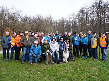 Der Wildfleckener Feldgeschworenen-Obmann Walter Vorndran (zweiter von rechts) lud Feldgeschworene, Jagdgenossen, Gemeinderäte und interessierte Bürger zu einer Grenzbegehung ein. Foto: Marion Eckert
