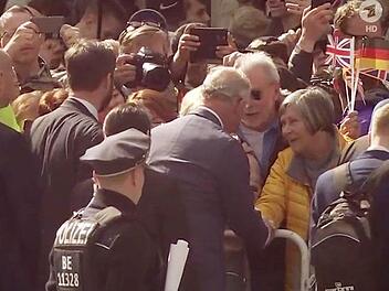 Schnappschuss aus dem Fernsehen: Prinz Charles begrüßt Herbert Müller und seine Frau Cordula Reichardt. Coburg ist ihm gleich ein Begriff.