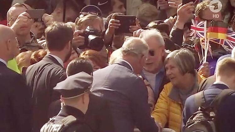 Schnappschuss aus dem Fernsehen: Prinz Charles begrüßt Herbert Müller und seine Frau Cordula Reichardt. Coburg ist ihm gleich ein Begriff.