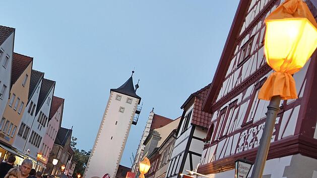 Herrlichstes Sommerwetter wurde dem 12. Musik- und Kunstfestival mit langer Einkaufsnacht in der Innenstadt von Ha&szlig;furt beschert.