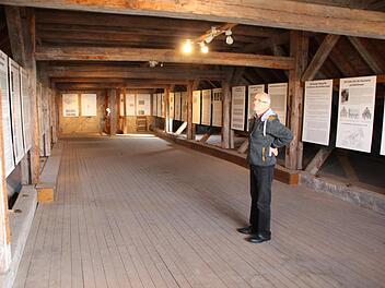 Die 40 Tafeln von Rainer Hörlin geben einen Einblick in die 1100-jährige Geschichte Lonnerstadts. Für Walter Zwingel (Foto) ein Schatz unterm Kirchendach.  Foto: Andreas Dorsch