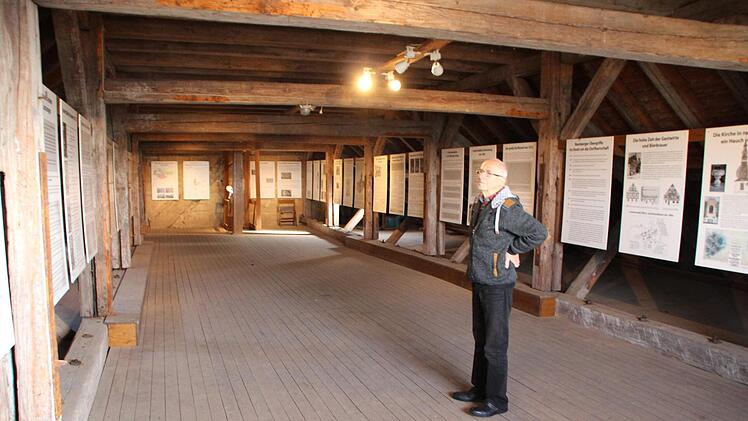 Die 40 Tafeln von Rainer Hörlin geben einen Einblick in die 1100-jährige Geschichte Lonnerstadts. Für Walter Zwingel (Foto) ein Schatz unterm Kirchendach.  Foto: Andreas Dorsch