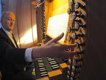 Stadtkantor Dieter Blum an der Orgel.  Foto: Gerd Schaar/Archiv