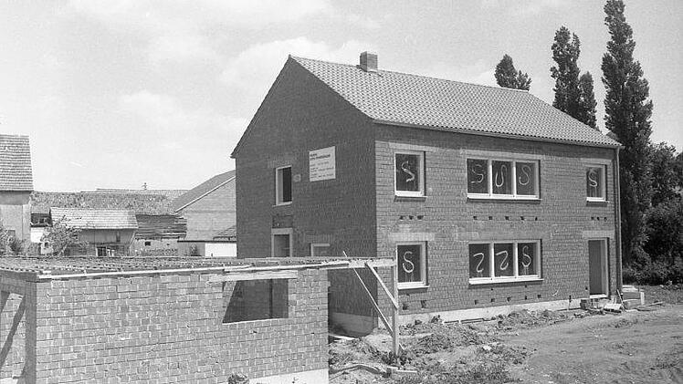 1971 wurde in Thundorf das damals neue Pfarrhaus eingeweiht. Repro: Philipp Bauernschubert