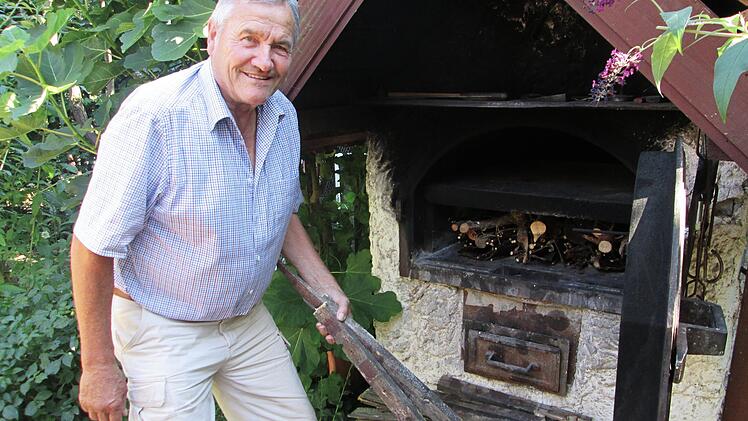 Auch einen Backofen hat Rauschmann in seinem Garten errichtet, in dem er sein eigenes Brot zubereitet.