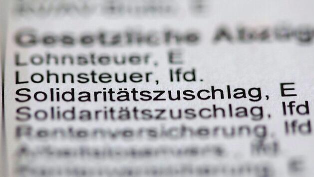 Manchen winken im kommenden Jahr Hunderte Euro Steuerersparnis durch den Wegfall des Solidarit&auml;tszuschlags.  Foto: Jens B&uuml;ttner, dpa