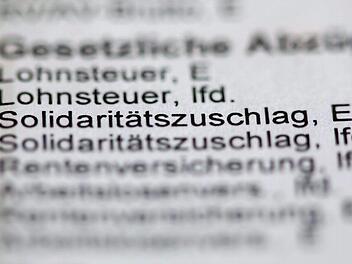 Manchen winken im kommenden Jahr Hunderte Euro Steuerersparnis durch den Wegfall des Solidaritätszuschlags.  Foto: Jens Büttner, dpa
