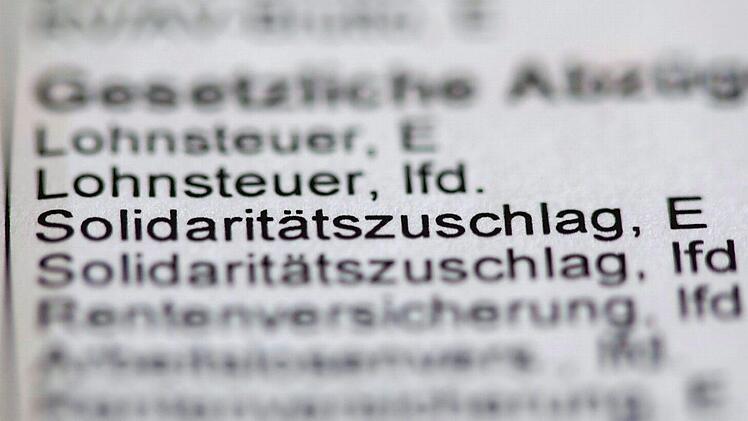 Manchen winken im kommenden Jahr Hunderte Euro Steuerersparnis durch den Wegfall des Solidaritätszuschlags.  Foto: Jens Büttner, dpa