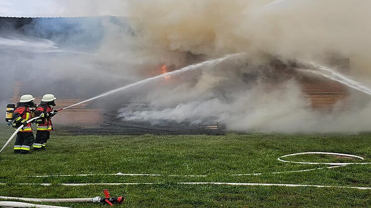 Lagerhalle in Vollbrand