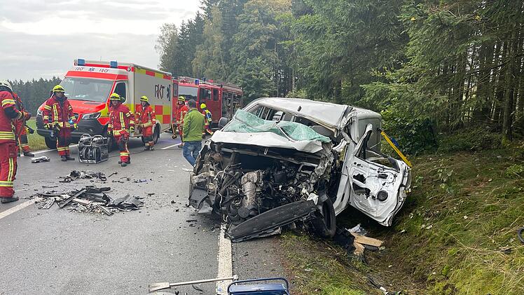 Frontale Kollision zwischen Laster und Transporter