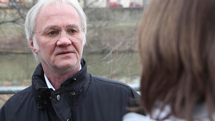 Waldi Bauer im Gespräch mit Obdachlosen.